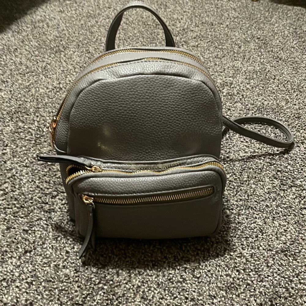 Gray backpack purse 💕